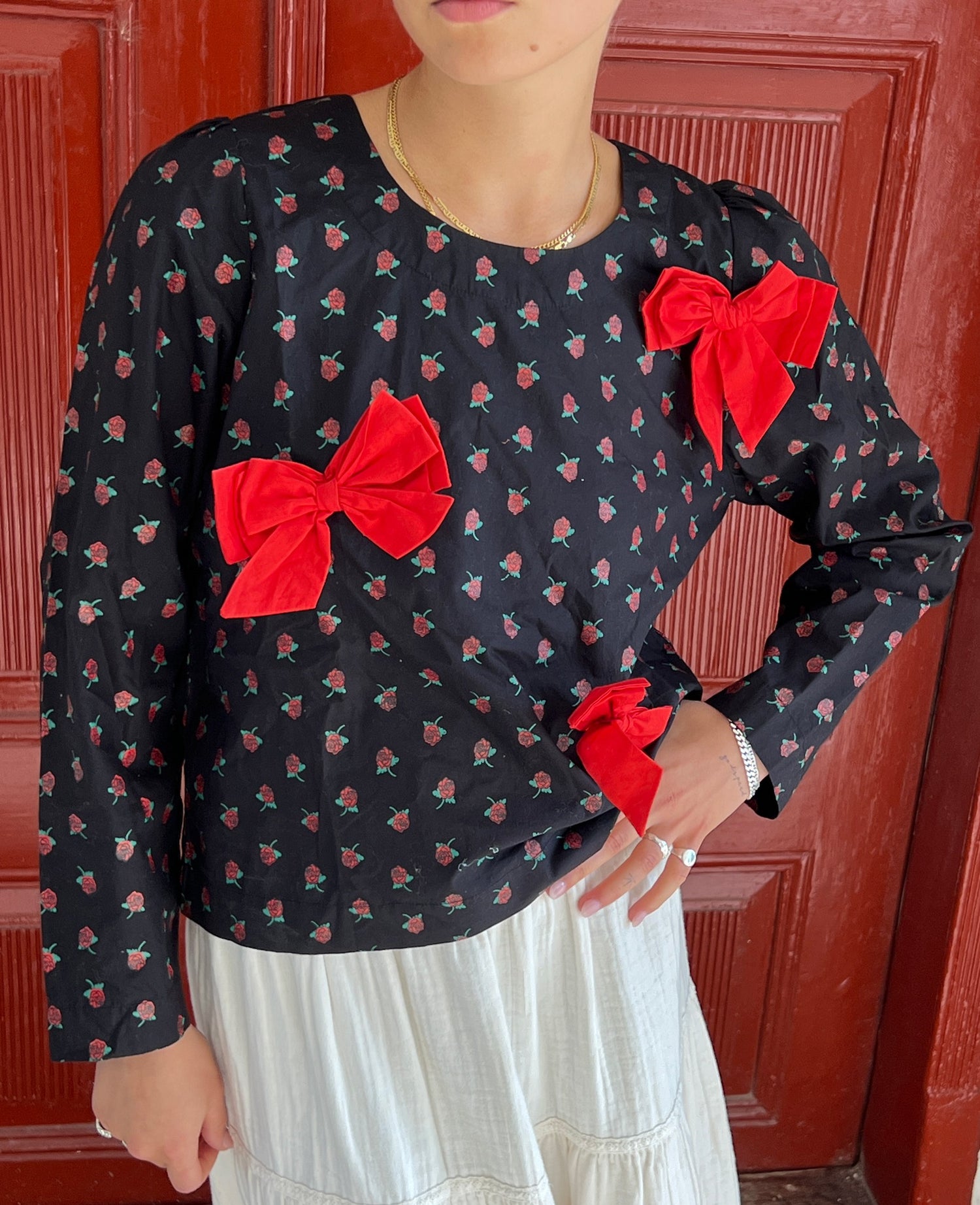 Frederikke Top - Black w. Red Roses