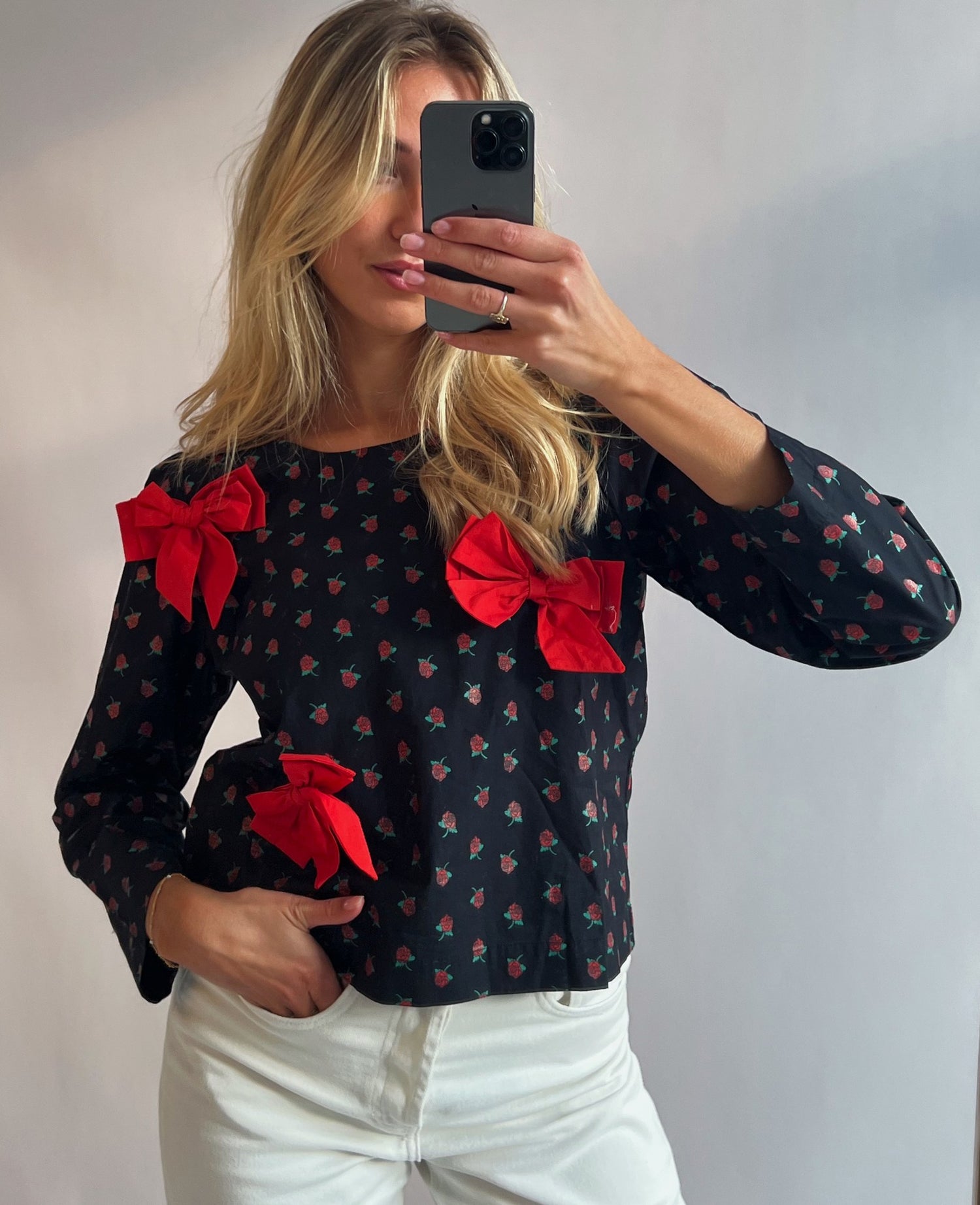 Frederikke Top - Black w. Red Roses