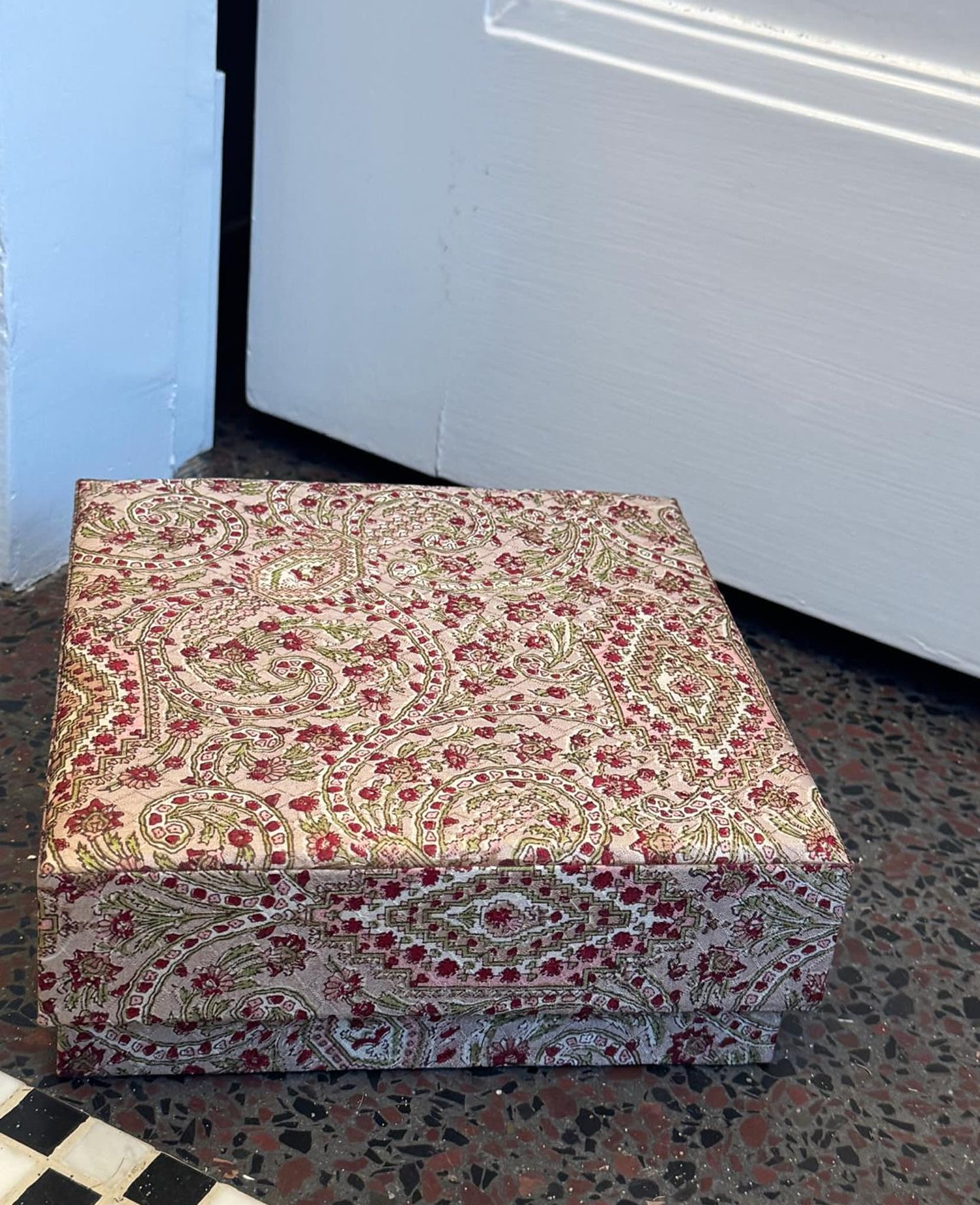 Sheila Square SILK Box - No. 18