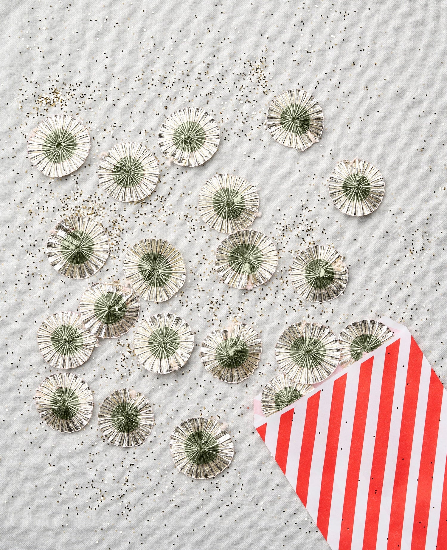 Metallic Celebration Rosettes 20 pc - Grass