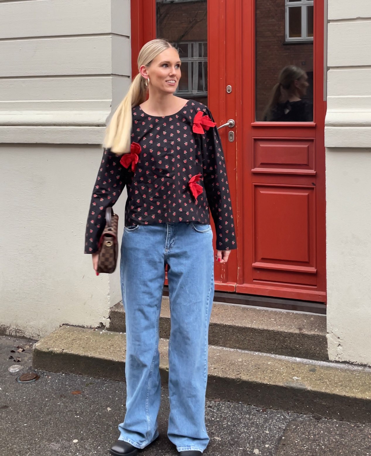 Frederikke Top - Black w. Red Roses