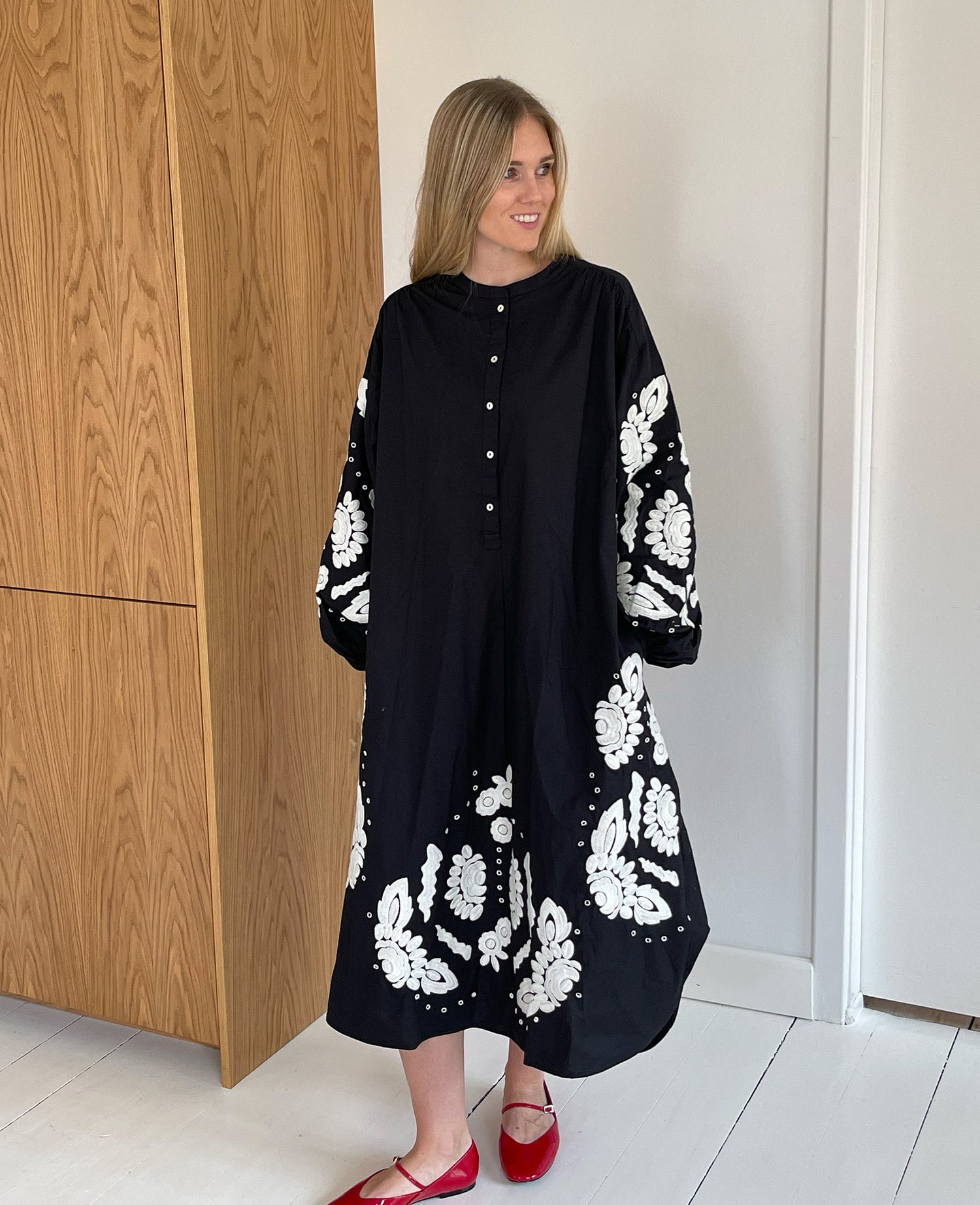 Rikke Dress - Black W. White Swan